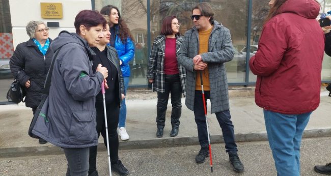 САМИ НЕ МОЖЕМЕ ДА ОДИМЕ И ДА СИ КУПИМЕ ЛЕБ, ПРОТЕСТИРАА СЛЕПИТЕ ЛИЦА ВО БИТОЛА ОТИ ВТОР МЕСЕЦ ДРЖАВАТА ГИ ОСТАВИ БЕЗ ЛИЧНИ АСИСТЕНТИ