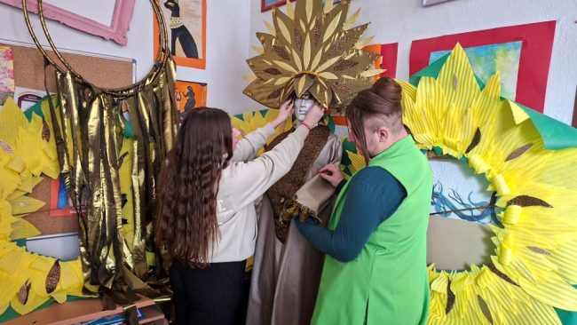 НА КАРНЕВАЛОТ ТРИ ЧАСА ЖИВЕЕМЕ ВО ДРУГ СВЕТ, ВЕЛАТ СТРУМИЧАНИ КОИ СО МЕСЕЦИ ГИ ИЗРАБОТУВААТ МАСКИТЕ (ФОТОГАЛЕРИЈА)