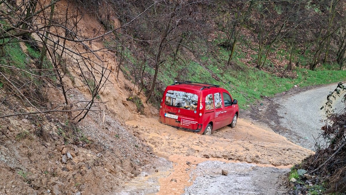 СВЛЕЧИШТА, ОДРОНИ ОД КАМЕЊА, ПОПЛАВЕНИ ПОДРУМИ И ЛОКАЛНИ ПАТИШТА ПО ОБИЛНИТЕ ДОЖДОВИ ВО ТЕТОВСКИОТ РЕГИОН