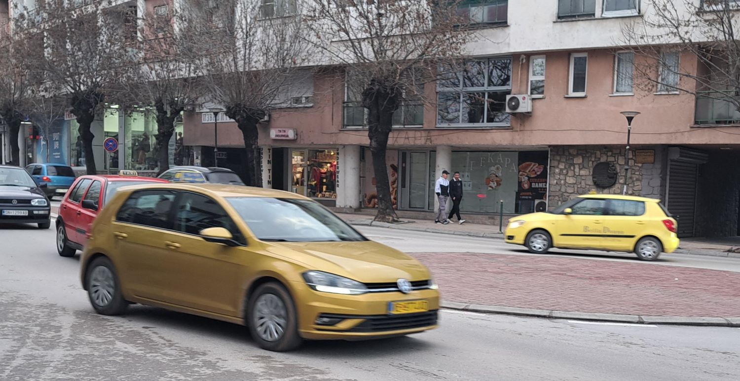 ЖОЛТАТА БОЈА ВЕЌЕ НЕ Е ЗАДОЛЖИТЕЛНА ЗА ТАКСИ-ВОЗИЛАТА ВО ВЕЛЕС, ТАКСИСТИТЕ НЕ СМЕАТ ДА ПУШАТ ВО КОЛАТА ЖОЛТАТА БОЈА ВЕЌЕ НЕ Е ЗАДОЛЖИТЕЛНА ЗА ТАКСИ-ВОЗИЛАТА ВО ВЕЛЕС, ТАКСИСТИТЕ НЕ СМЕАТ ДА ПУШАТ ВО КОЛАТА
