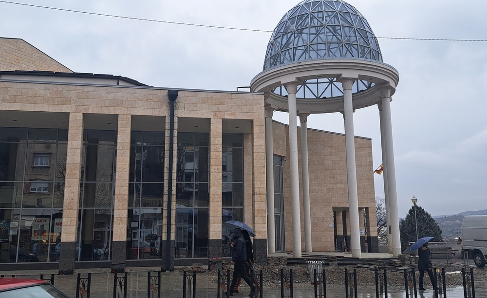 СЕ САНИРА НАДВОРЕШНОСТА НА ЗГРАДАТА НА ВЕЛЕШКИОТ ТЕАТАР