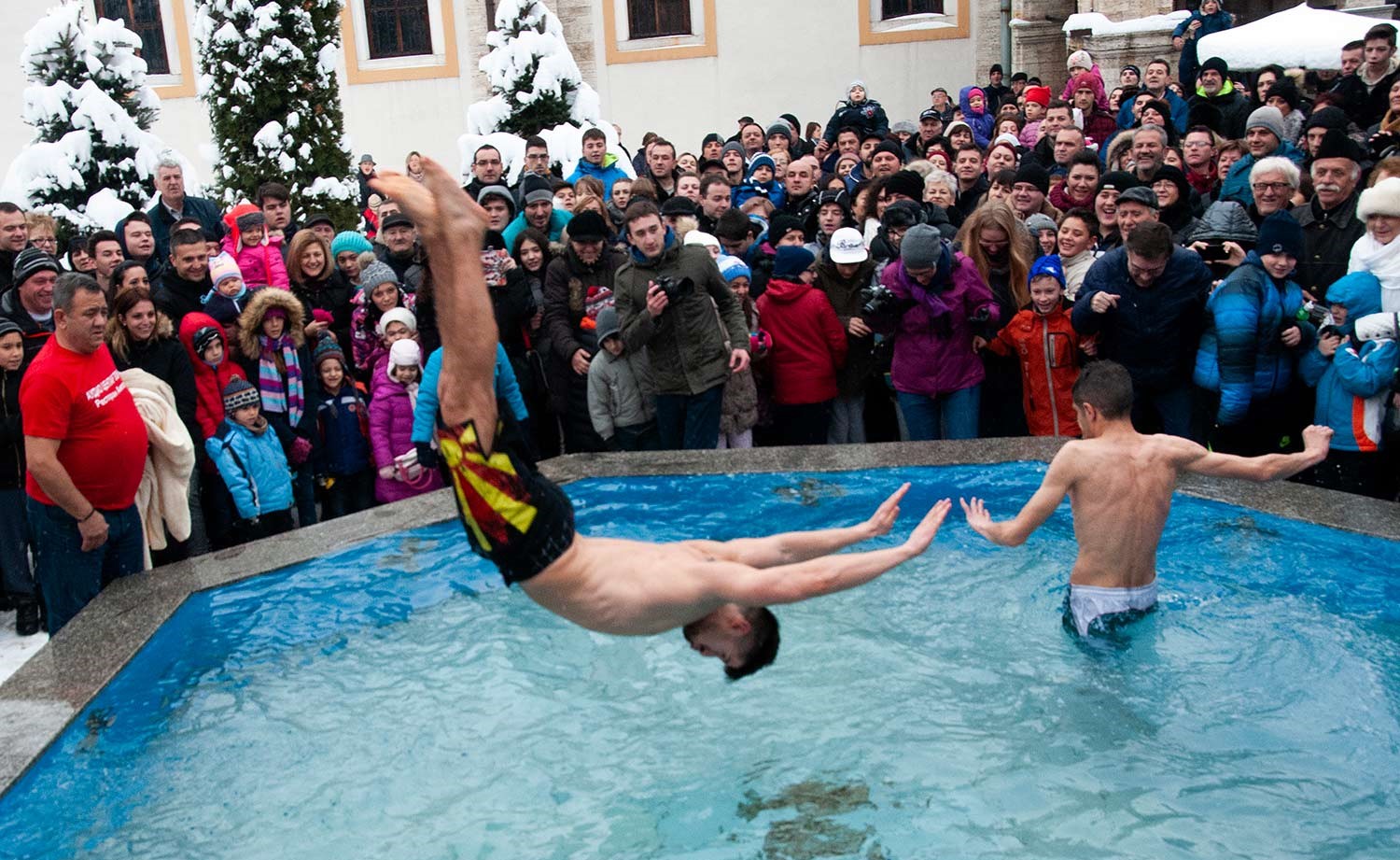 ПРАЗНИКОТ ВОДИЦИ НИЗ 162 ФОТОГРАФИИ СНИМЕНИ ИЗМИНАТИВЕ 24 ГОДИНИ НА ИЗЛОЖБА ОД ЗОРАН АНДОНОВ ВО ТЕТОВО