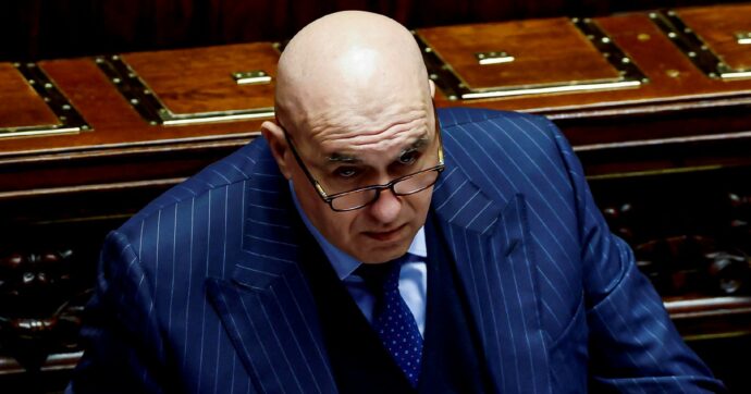 ИТАЛИЈАНСКИОТ МИНИСТЕР ЗА ОДБРАНА ЌЕ СЕ ВРАТИ ОД ДУБАИ СО ВОЕН АВИОН ШТО ЛИЧНО ЌЕ ГО ПЛАТИ, СЕМЕЈСТВОТО ЌЕ ОСТАНЕ ТАМУ ИТАЛИЈАНСКИОТ МИНИСТЕР ЗА ОДБРАНА ЌЕ СЕ ВРАТИ ОД ДУБАИ СО ВОЕН АВИОН ШТО ЛИЧНО ЌЕ ГО ПЛАТИ, СЕМЕЈСТВОТО ЌЕ ОСТАНЕ ТАМУ