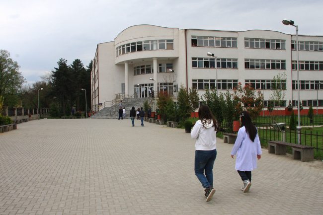 18-ГОДИШНИК ОД ТЕТОВСКО ИСПРАЌАЛ ЗАКАНИ ДЕКА ЌЕ ПОСТАВИ БОМБИ И ЌЕ ИЗВРШИ УБИСТВО ВО СРЕДНО УЧИЛИШТЕ 