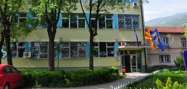 УАПСЕНИ ПЕТМИНА, ОД КОИ ЧЕТИРИ МАЛОЛЕТНИЦИ, ЗА ЛАЖНИТЕ ДОЈАВИ ЗА БОМБИ ВО ТЕТОВСКИТЕ УЧИЛИШТА