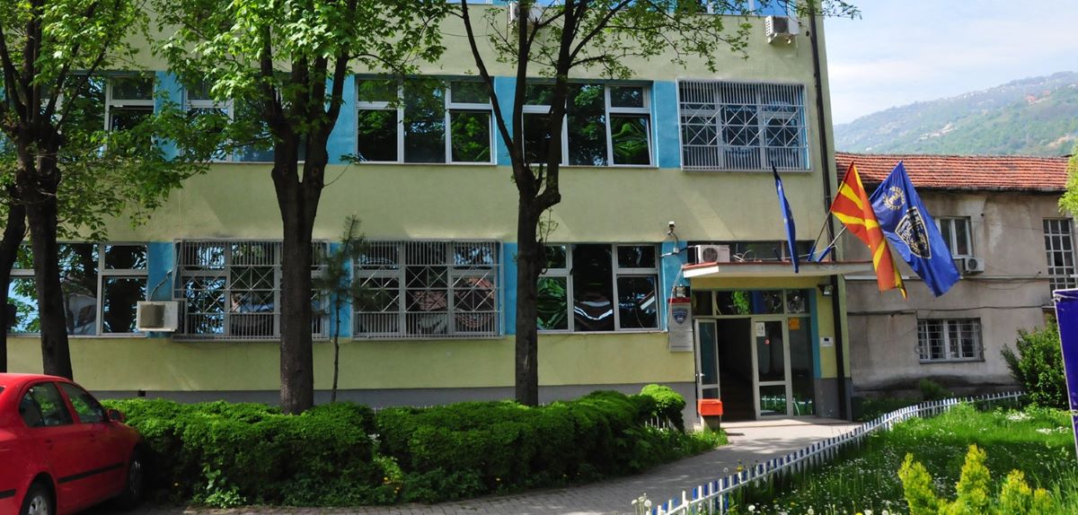 УАПСЕНИ ПЕТМИНА, ОД КОИ ЧЕТИРИ МАЛОЛЕТНИЦИ, ЗА ЛАЖНИТЕ ДОЈАВИ ЗА БОМБИ ВО ТЕТОВСКИТЕ УЧИЛИШТА