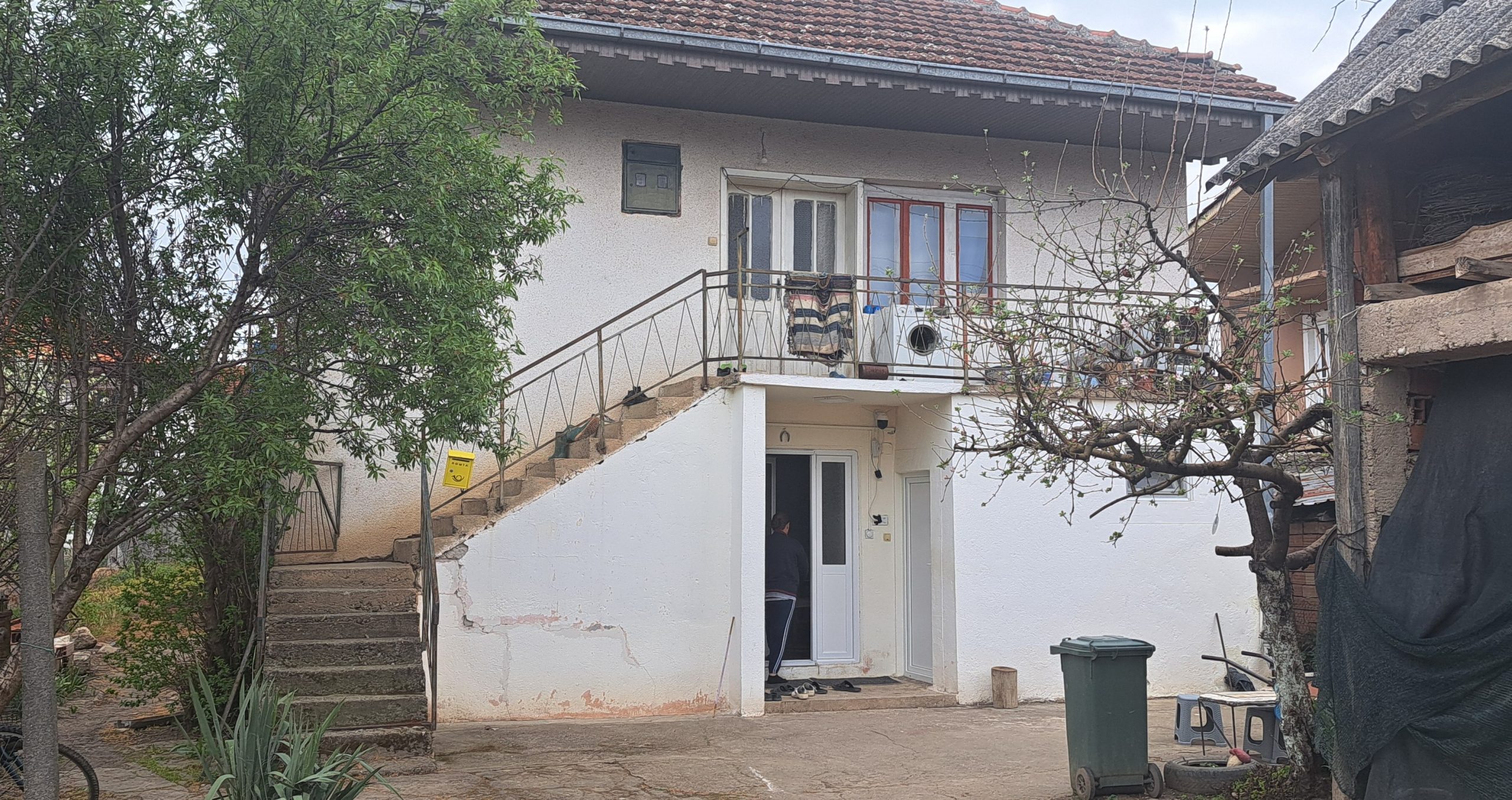 СЕ БАРА ПРИТВОР ЗА 27-ГОДИШНИКОТ ОД РОСОМАН КОЈ СО НОЖ ЈА УБИЛ МАЈКА СИ НА СПИЕЊЕ И САМ СЕ ПРИЈАВИЛ В ПОЛИЦИЈА