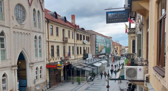 БИТОЛА ЗАБРАНИ ЗАГРАДУВАЊЕ НА ЈАВНИОТ ПРОСТОР ПРЕД КАФУЛИЊАТА, ЌЕ СЕ ТРГНАТ ПУШАЧКИТЕ „ГУЛАБАРНИЦИ“