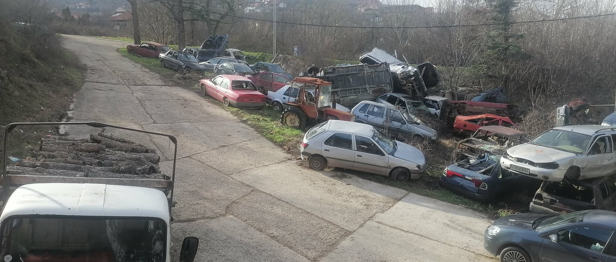 ХАВАРИСАНИ ВОЗИЛА ОДЗЕМАНИ ОД ДРВОКРАДЦИ СО ГОДИНИ СЕ ТРУПААТ ВО КРУГОТ НА „НАЦИОНАЛНИ ШУМИ“ ВО ШТИП