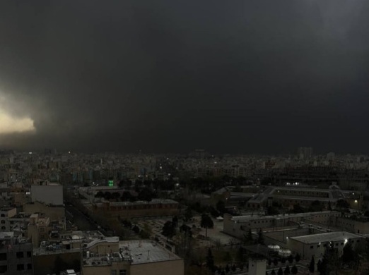 НЕБОТО НАД ТЕХЕРАН СЕ ЗАЦРНИ ПО ИЗРАЕЛСКИТЕ НАПАДИ ВРЗ НАФТЕНИ ПОСТРОЈКИ, ВРНЕ ТОКСИЧЕН ДОЖД