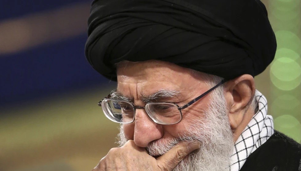 АЈАТОЛАХОТ ХАМНЕИ ВЛАДЕЕШЕ 36 ГОДИНИ СО ЖЕЛЕЗНА ТУПАНИЦА, ГИ ВИКАШЕ САД „ГОЛЕМИОТ САТАНА“