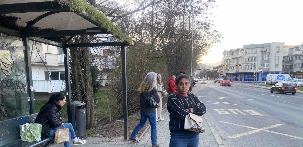 ПО ЕДЕН СААТ СЕ ЧЕКА АВТОБУС ВО ВЛАЕ, ЖИТЕЛИТЕ ВЕЛАТ ПОБРЗО ЌЕ СТИГНАТ ПЕШ 