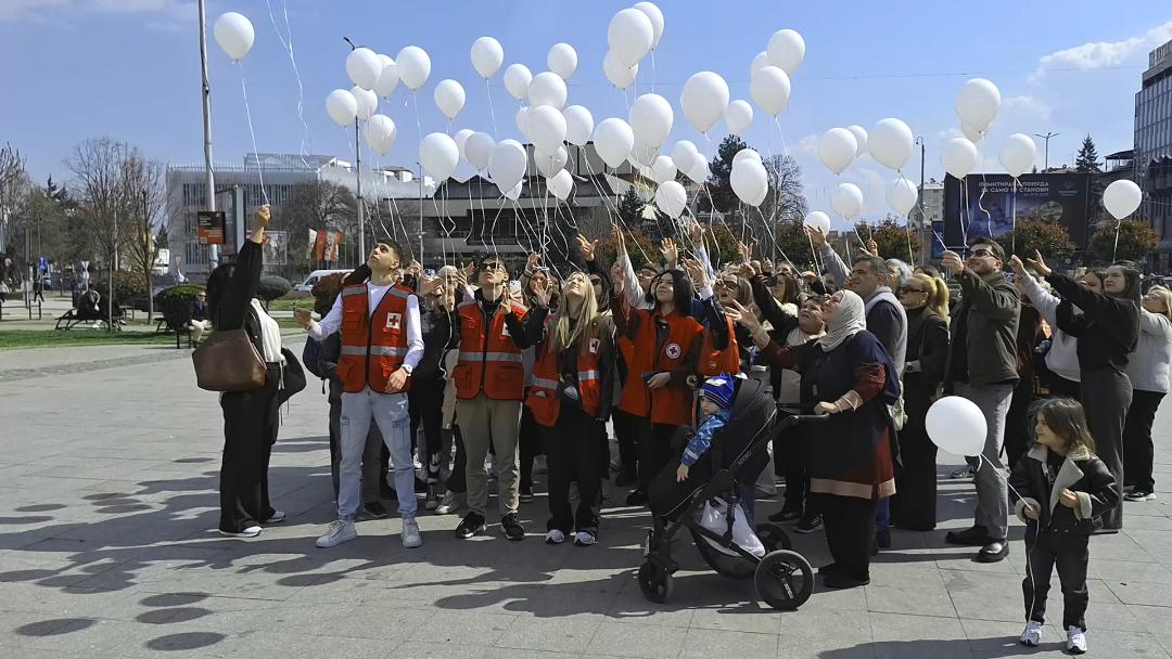 НЕ СТЕ САМИ И НЕ СТЕ ЗАБОРАВЕНИ, ИМ РЕКОА ТЕТОВЦИ НА РОДИТЕЛИТЕ ОД КОЧАНИ НА ОДБЕЛЕЖУВАЊЕТО НА ГОДИШНИНАТА ОД ПОЖАРОТ ВО „ПУЛС“