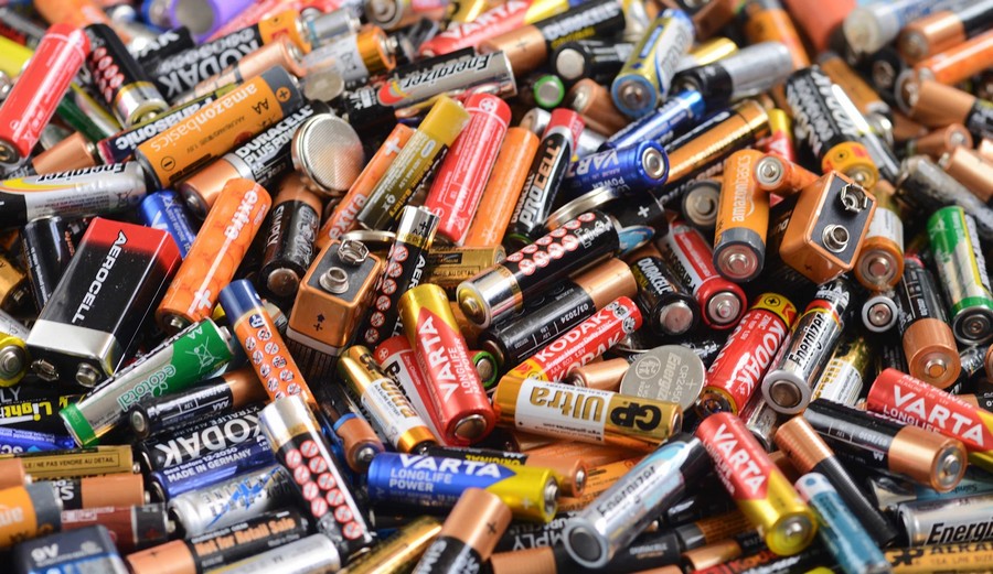 БРИТАНКА ДОБИЛА КАЗНА ОД 11.500 ФУНТИ ЗАШТО ФРЛИЛА 23 ИСТРОШЕНИ БАТЕРИИ ВО ЌЕСА ЗА ЃУБРЕ БРИТАНКА ДОБИЛА КАЗНА ОД 11.500 ФУНТИ ЗАШТО ФРЛИЛА 23 ИСТРОШЕНИ БАТЕРИИ ВО ЌЕСА ЗА ЃУБРЕ