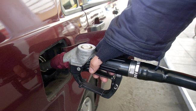 ВЛАДАТА ЌЕ ГИ НАМАЛИ АКЦИЗИТЕ НА ГОРИВАТА ЗА ДА СЕ СПРЕЧИ ГОЛЕМО ПОСКАПУВАЊЕ, НАЈАВИ МИЦКОСКИ