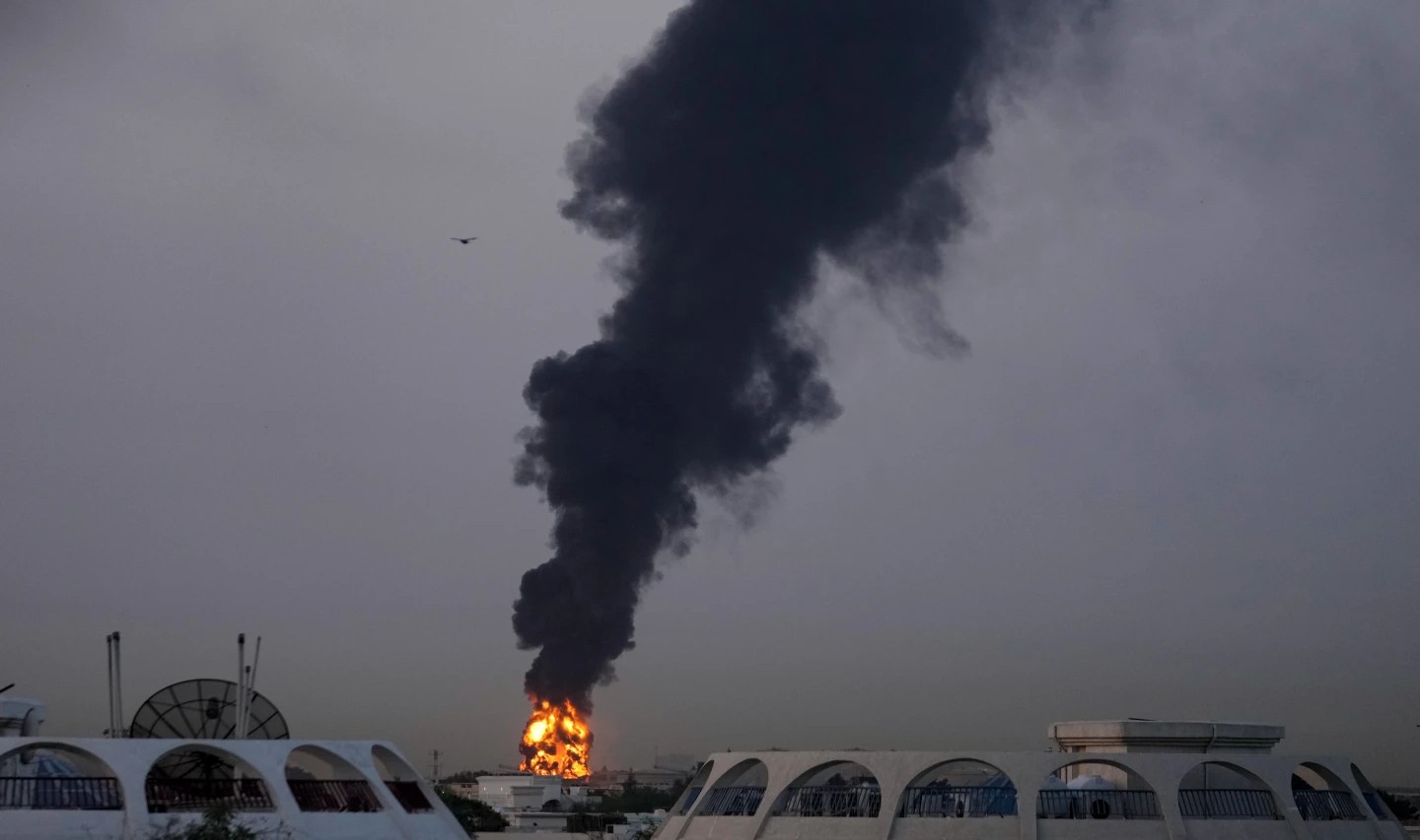 ИРАН НАЈАВИ ДЕКА ЌЕ ПОЧНЕ ДА ГИ НАПАЃА АМЕРИКАНСКИТЕ КОМПАНИИ НА БЛИСКИОТ ИСТОК