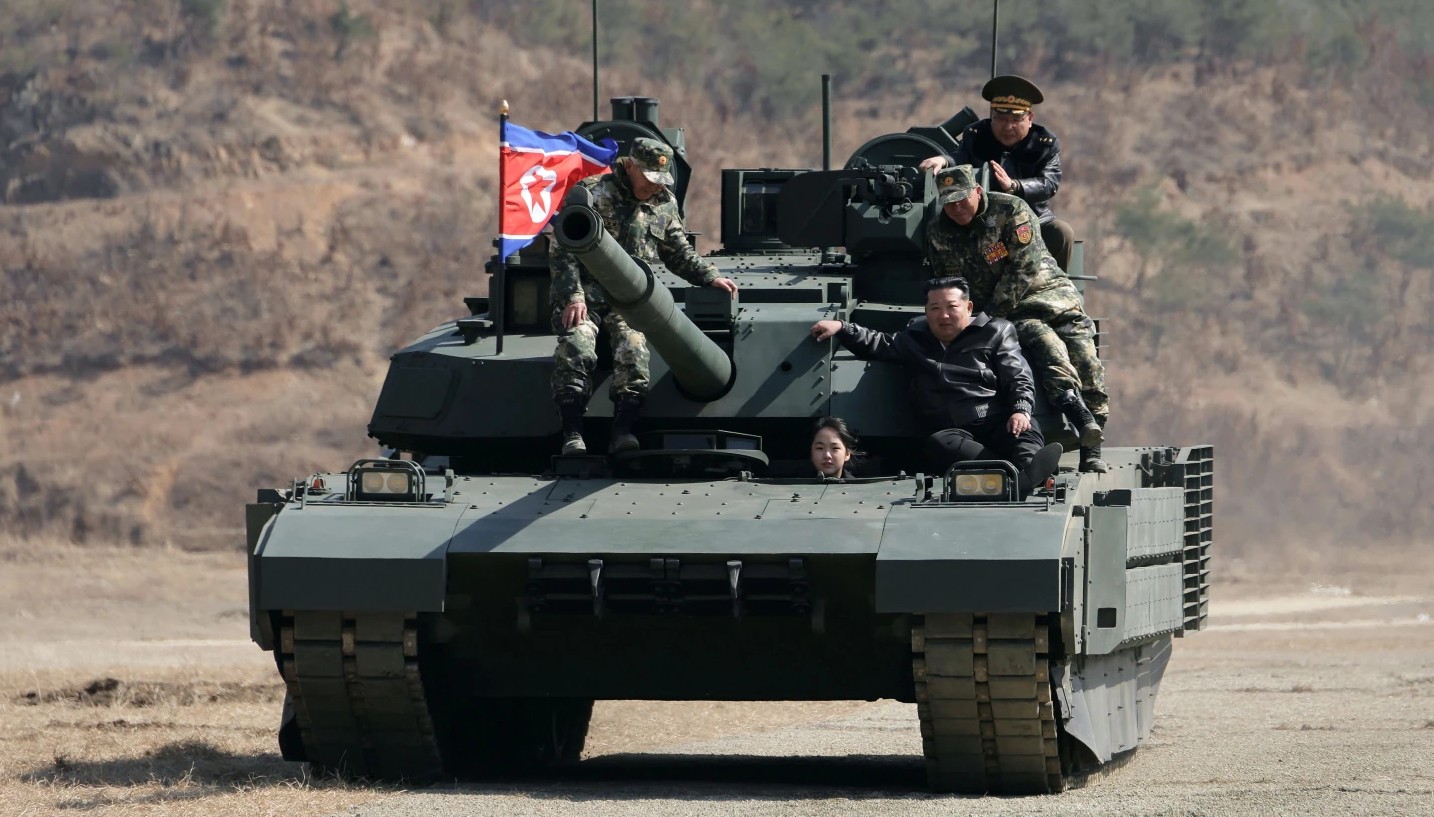 13-ГОДИШНАТА ЌЕРКА НА КИМ ЏОНГ УН СНИМЕНА КАКО ВОЗИ ТЕНК