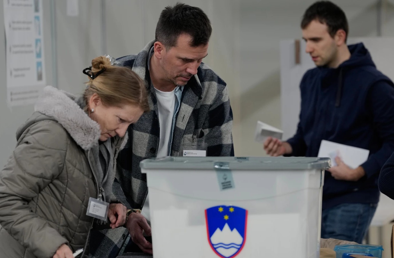 ДВИЖЕЊЕ СЛОБОДА НА ПРЕМИЕРОТ ГОЛОБ И ДЕСНИЧАРОТ ЈАНША РЕЧИСИ ИЗРАМНЕТИ ПО ПАРЛАМЕМТАРНИТЕ ИЗБОРИ ВО СЛОВЕНИЈА