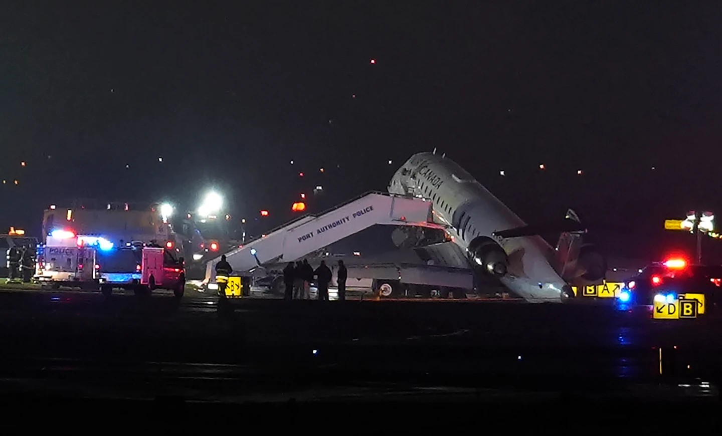 ЗАТВОРЕН АЕРОДРОМОТ „ЛАГВАРДИЈА“ ВО ЊУЈОРК ОТКАКО АВИОН СЕ СУДРИ СО ВОЗИЛО ПО СЛЕТУВАЊЕТО, ЗАГИНАА ДВЕ ЛИЦА