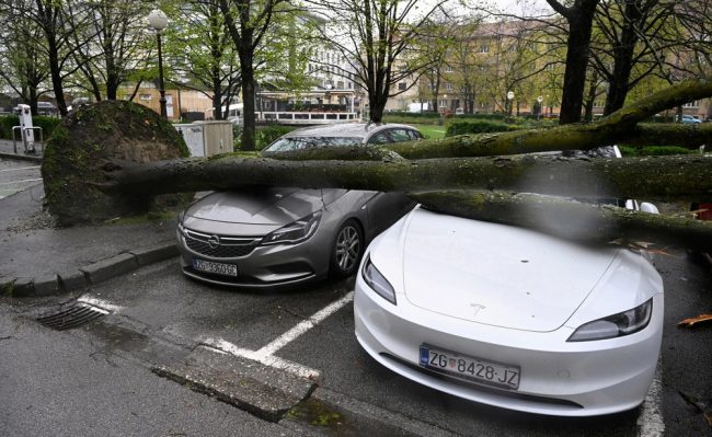 НЕКОЛКУМИНА ПОВРЕДЕНИ ВО СИЛНОТО НЕВРЕМЕ ВО ЗАГРЕБ, ЗАТВОРЕНИ УЧИЛИШТА И ВО СЛОВЕНИЈА И БИХ