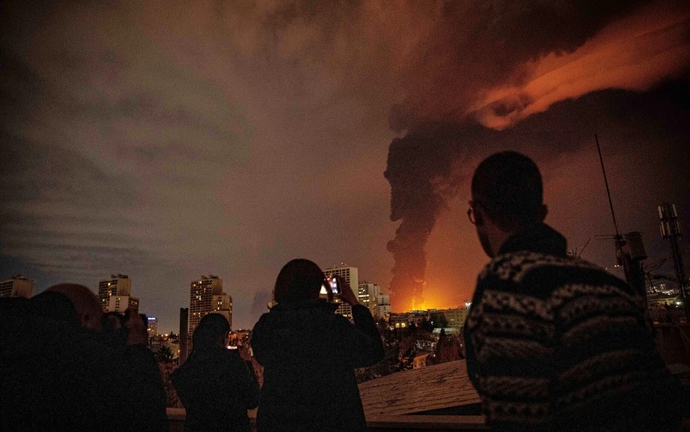 ТРАМП НАЈАВИ НАМАЛУВАЊЕ НА ВОЕНИТЕ ОПЕРАЦИИ ПРОТИВ ИРАН ДОДЕКА САД ИСПРАЌААТ ЗАСИЛУВАЊЕ НА БЛИСКИ ИСТОК
