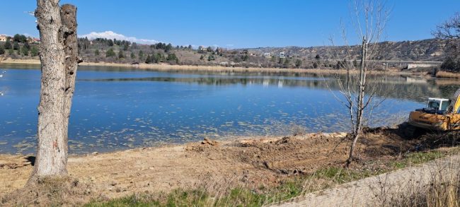 НЕ СЕ ЗНАЕ КАДЕ ОДАТ ОТПАДНИТЕ ВОДИ НА 20 ОТСТО ОД ОБЈЕКТИТЕ ВО НАСЕЛБАТА ОТОВИЦА ШТО НЕ ГИ ПРИБИРА КОЛЕКТОРОТ НА ЕЗЕРОТО МЛАДОСТ