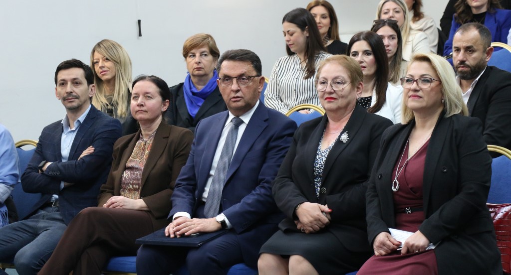 УЧЕНИЦИТЕ ИМААТ ОСНОВНО ПОЗНАВАЊЕ ЗА ФИНАНСИСКА ПИСМЕНОСТ, НО НЕ ЗНААТ ДА ГО ПРИМЕНАТ, ВЕЛИ ИЗВЕШТАЈ НА БИРОТО ЗА РАЗВОЈ НА ОБРАЗОВАНИЕТО