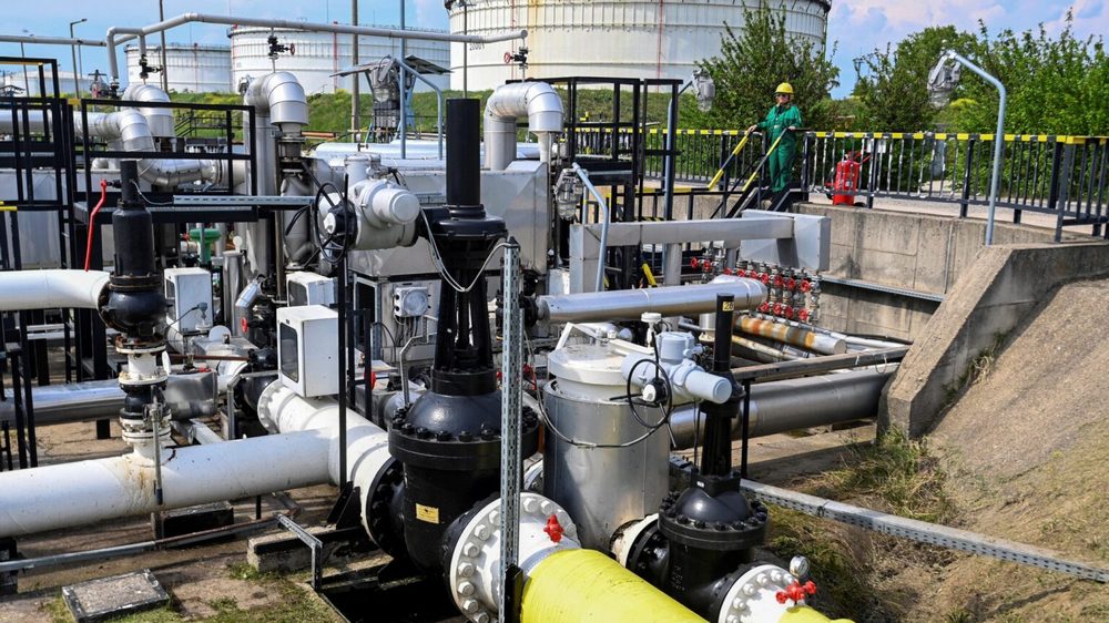 УКРАИНА ПРИФАТИ ПОМОШ ОД ЕУ ЗА ПОПРАВКА НА НАФТОВОДОТ „ДРУЖБА“ ЗА ДА ГИ СМИРИ ТЕНЗИИТЕ СО УНГАРИЈА