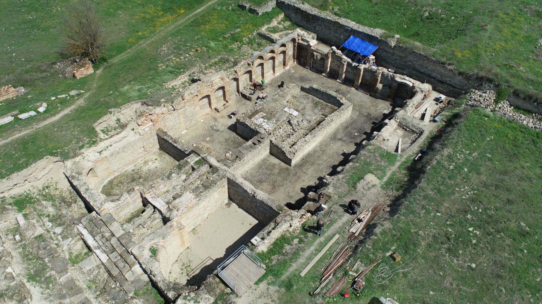 СО 160.000 ЕВРА ОД ГОДИШНАТА ПРОГРАМА ПРОДОЛЖУВААТ ИСТРАЖУВАЊАТА НА ГРАДБАТА СО АРКИ И ЌЕ СЕ ЗАВРШИ ЦЕНТАРОТ ЗА ПОСЕТИТЕЛИ ВО ЛОКАЛИТЕТОТ СТОБИ