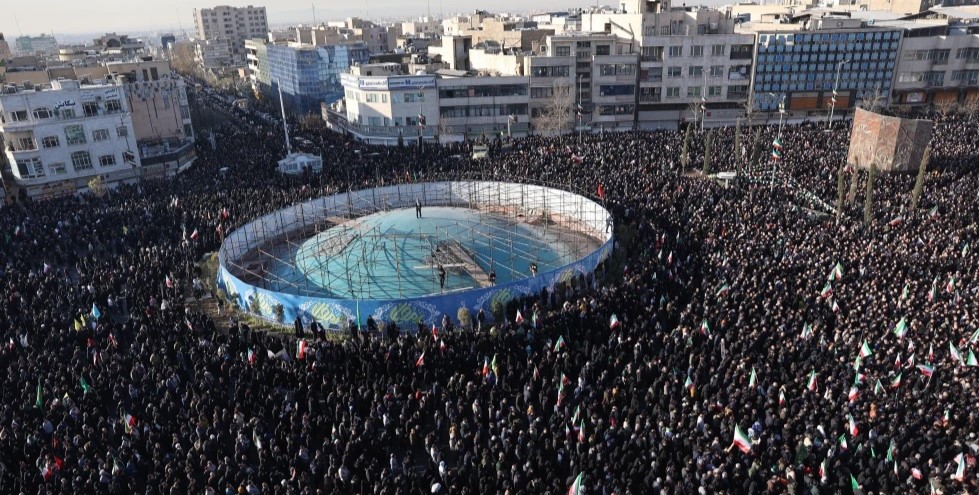 АЈАТОЛАХОТ ХАМНЕИ ВЛАДЕЕШЕ 36 ГОДИНИ СО ЖЕЛЕЗНА ТУПАНИЦА, ГИ ВИКАШЕ САД „ГОЛЕМИОТ САТАНА“