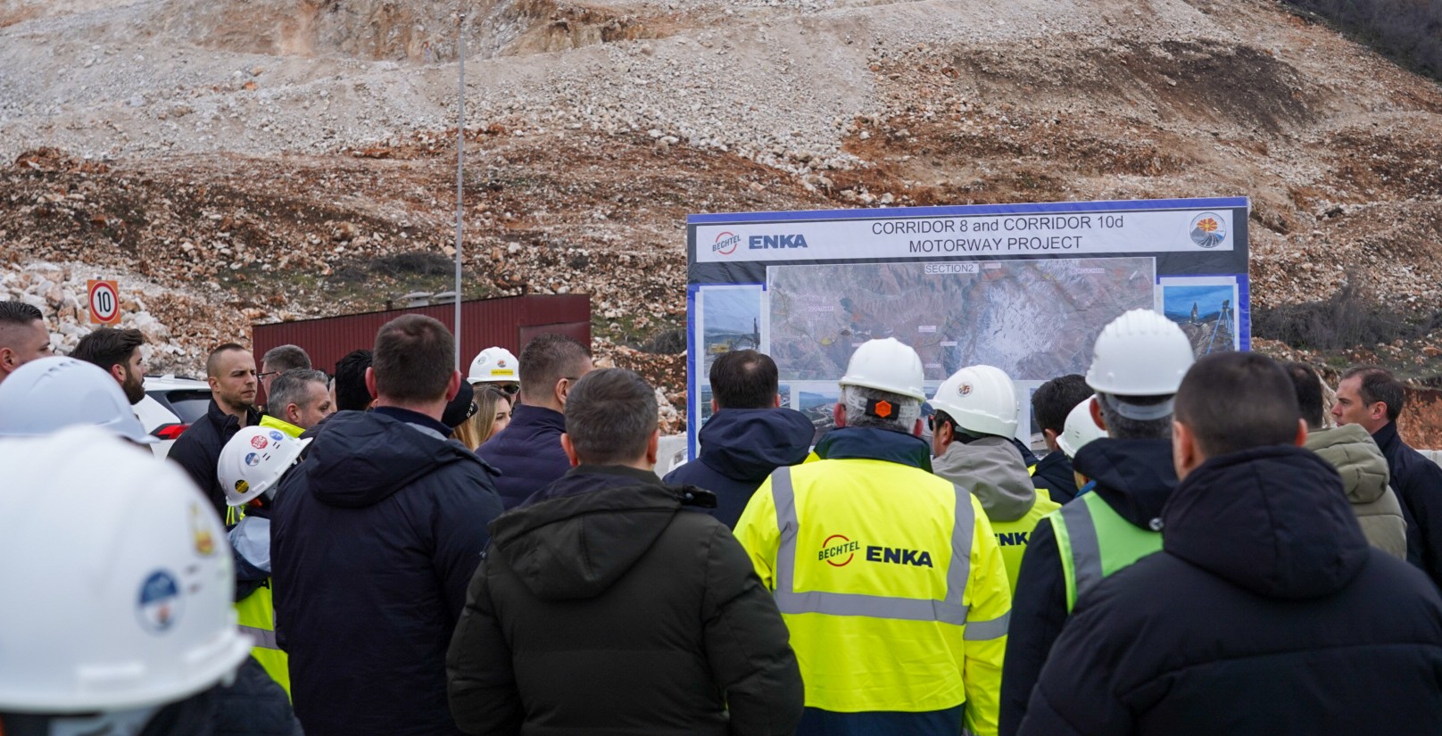 „ДРЖАВНИ ПАТИШТА“ ИМ ПЛАЌА ХОНОРАРИ И ДО 25.000 ЕВРА МЕСЕЧНО НА ЕКСПЕРТИ ОД СРБИЈА ЗА КОРИДОРИТЕ 8 И 10