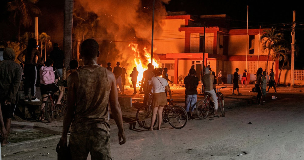 ДЕМОНСТРАНТИ ВО КУБА ДЕМОЛИРАА ЗГРАДА НА КОМУНИСТИЧКАТА ПАРТИЈА ПО ПРОТЕСТИТЕ ПОРАДИ ВИСОКИТЕ ЦЕНИ НА ХРАНАТА И РЕСТРИКЦИИТЕ НА СТРУЈАТА ДЕМОНСТРАНТИ ВО КУБА ДЕМОЛИРАА ЗГРАДА НА КОМУНИСТИЧКАТА ПАРТИЈА ПО ПРОТЕСТИТЕ ПОРАДИ ВИСОКИТЕ ЦЕНИ НА ХРАНАТА И РЕСТРИКЦИИТЕ НА СТРУЈАТА