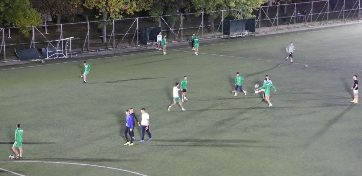 КАНЦЕРОГЕНА ПОДЛОГА ИМА ЌУМУРНОТО ИГРАЛИШТЕ ВО БИТОЛА КАДЕ ТРЕНИРААТ МЛАДИНСКИТЕ КЛУБОВИ, ВЕЛАТ ОД „ПОИНАКУ“, ОПШТИНАТА РЕЧЕ ДЕКА НЕМААТ ДОКАЗИ