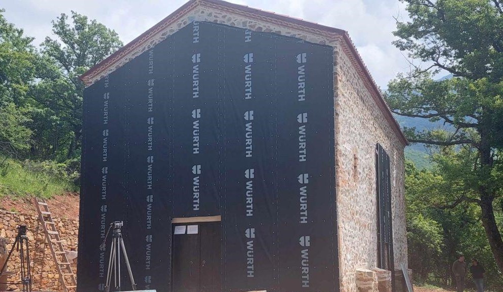 НЕМА ДОЗВОЛА ЗА ЗАШТИТА НА НАДВОРЕШНОСТА НА ЦРКВАТА ВО КУРБИНОВО, ПОЗНАТА И КАКО МАКЕДОНСКАТА „МОНА ЛИЗА“, ОТИ ДЕЛ Е НА ПРИВАТНА ПАРЦЕЛА ШТО НИКОЈ НЕ ЈА ПОБАРАЛ 100 ГОДИНИ