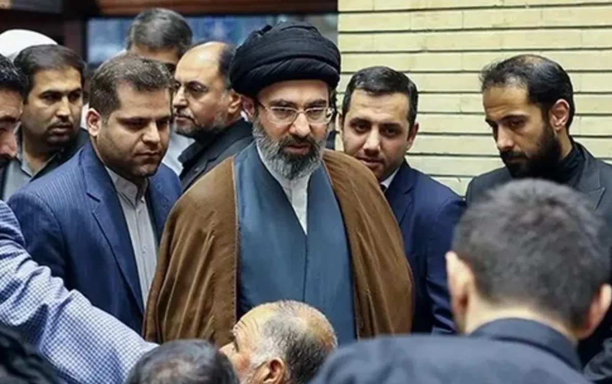 СИНОТ НА ХАМНЕИ Е ЖИВ И Е ФАВОРИТ ДА БИДЕ НОВ ВРХОВЕН ВОДАЧ НА ИРАН СИНОТ НА ХАМНЕИ Е ЖИВ И Е ФАВОРИТ ДА БИДЕ НОВ ВРХОВЕН ВОДАЧ НА ИРАН