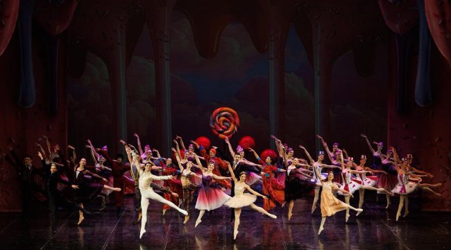 „ОРЕВОКРШАЧКА“ НЕ Е САМО ПРАЗНИЧНА ПРИКАЗНА, НОСИ ЧУВСТВО НА ПРЕОБРАЗБА, ВЕЛИ КОРЕОГРАФКАТА САША ЕВТИМОВА ПРЕД ПРЕМИЕРАТА НА БАЛЕТОТ