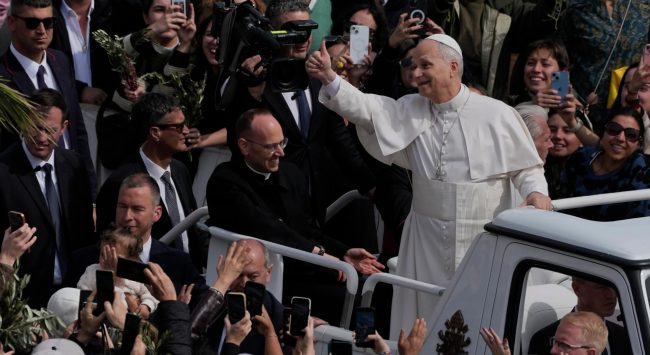 БОГ НЕ ГИ СЛУША МОЛИТВИТЕ НА ОНИЕ ШТО ВОЈУВААТ ИЛИ ПРАВДААТ НАСИЛСТВО, РЕЧЕ ПАПАТА ЛАВ НА МИСАТА ЗА ЦВЕТНИЦИ