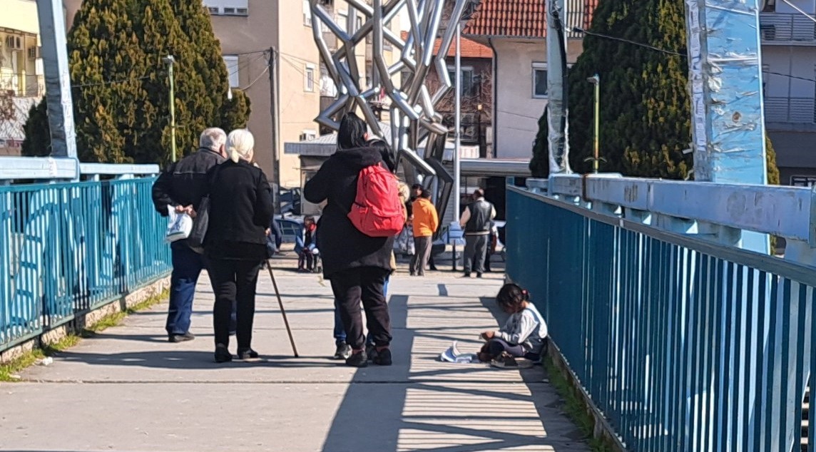 НЕКОЛКУ ИСТИ ПРОСЈАЦИ ПИТАЧАТ НА РАЗНИ МЕСТА ВО ВЕЛЕС, ПОЛИЦИЈАТА ВЕЛИ ДЕКА НЕ МОЖЕ ДА СЕ СПРАВИ СО ПРОБЛЕМОТ НЕКОЛКУ ИСТИ ПРОСЈАЦИ ПИТАЧАТ НА РАЗНИ МЕСТА ВО ВЕЛЕС, ПОЛИЦИЈАТА ВЕЛИ ДЕКА НЕ МОЖЕ ДА СЕ СПРАВИ СО ПРОБЛЕМОТ