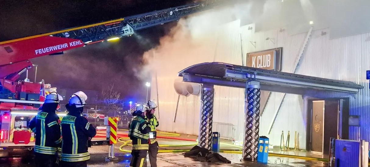 НАВРЕМЕ ЕВАКУИРАНИ 75О ГОСТИ ВО ГОЛЕМ ПОЖАР ВО ДИСКОТЕКА ВО ГЕРМАНИЈА