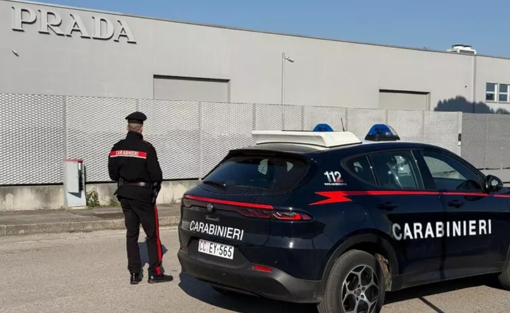 ВО ВООРУЖЕН ГРАБЕЖ УКРАДЕНИ ЧЕВЛИ ВРЕДНИ СТОТИЦИ ИЛЈАДИ ЕВРА ОД ФАБРИКАТА НА „ПРАДА“ ВО ВЕНЕЦИЈА