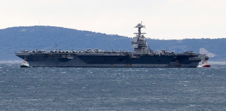 НАЈГОЛЕМИОТ НОСАЧ НА АВИОНИ ВО СВЕТОТ, АМЕРИКАНСКИОТ „ФОРД“, СЕ ЗАКОТВИ ВО СПЛИТ ЗА ПОПРАВКА ПО УЧЕСТВОТО ВО ВОЈНАТА СО ИРАН