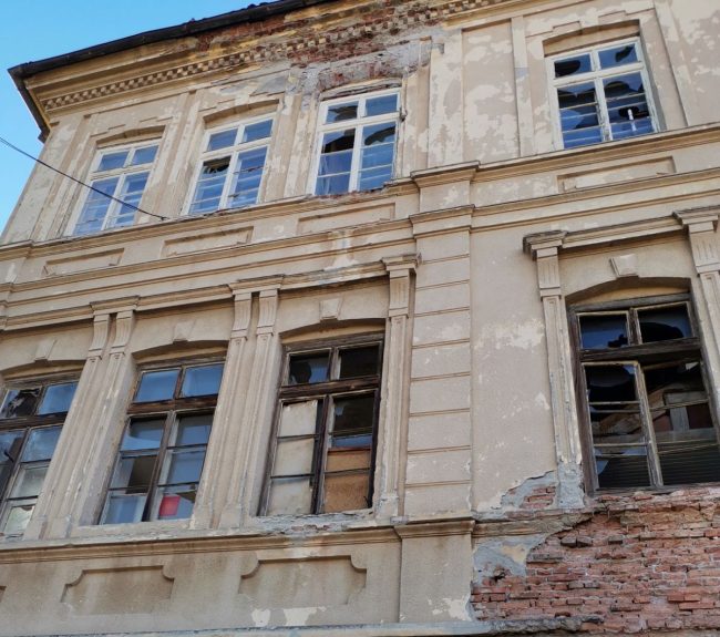 ПРЕД УРИВАЊЕ Е ОХРИДСКОТО УЧИЛИШТЕ „СВEТИ САВА“ ОД 19. ВЕК ПРОГЛАСЕНО ЗА ЗНАЧАЈНО КУЛТУРНО НАСЛЕДСТВО, ОД „ОХРИД СОС“ БАРААТ ИТНА САНАЦИЈА