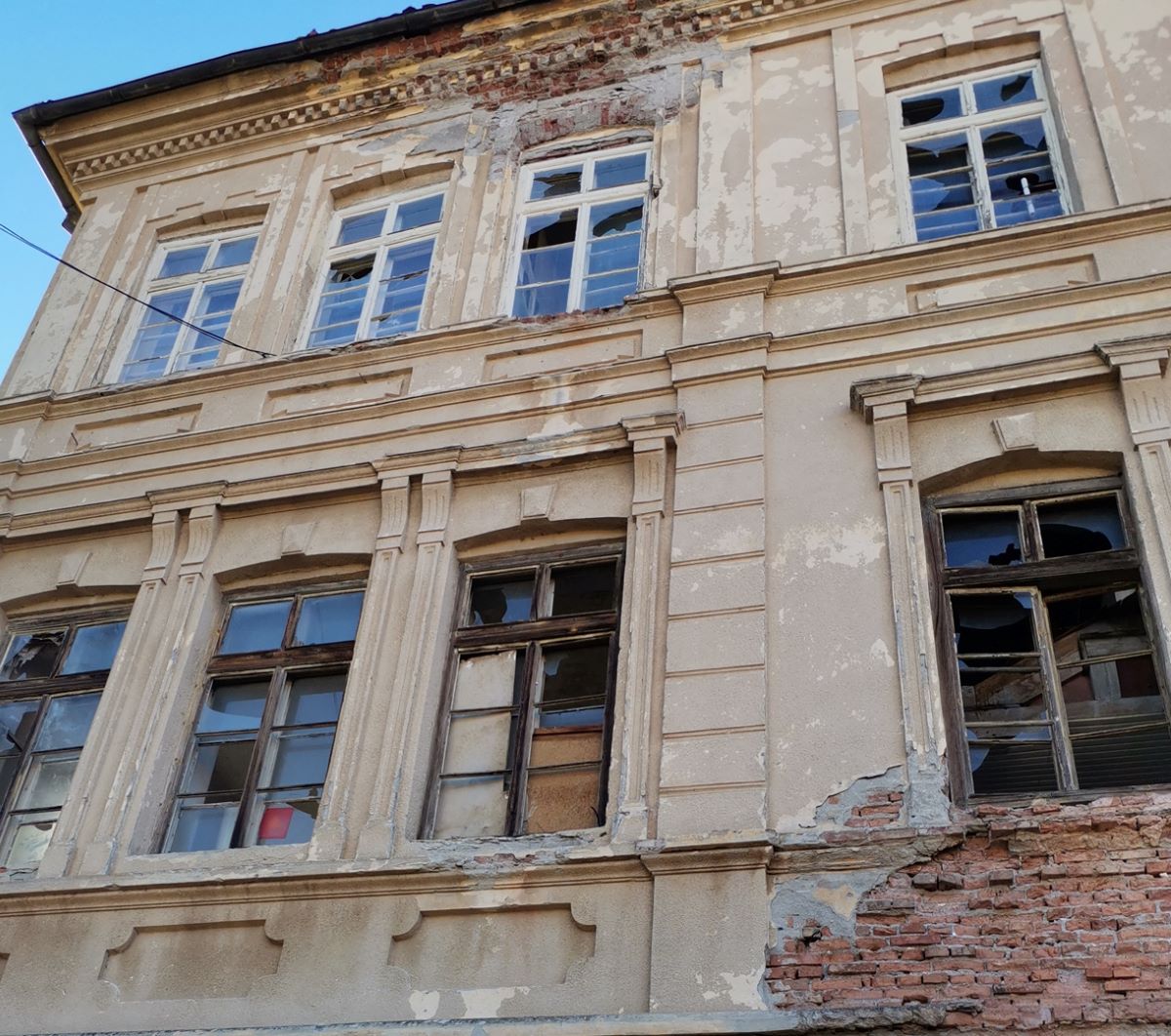 ПРЕД УРИВАЊЕ Е ОХРИДСКОТО УЧИЛИШТЕ „СВEТИ САВА“ ОД 19. ВЕК ПРОГЛАСЕНО ЗА ЗНАЧАЈНО КУЛТУРНО НАСЛЕДСТВО, ОД „ОХРИД СОС“ БАРААТ ИТНА САНАЦИЈА