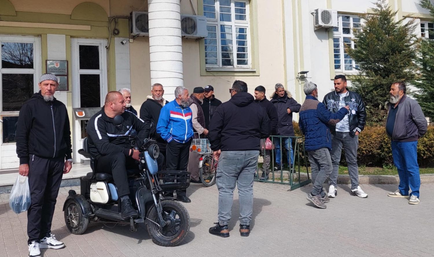 ДЕЦАТА НИ СЕ ОСАКАТЕНИ, ВЕЛАТ ЖИТЕЛИТЕ ОД БИТОЛСКИ БАИР И ПОСТАВИЈА УЛТИМАТУМ ДО ОПШТИНАТА ДА ГИ СОБЕРЕ КУЧИЊАТА