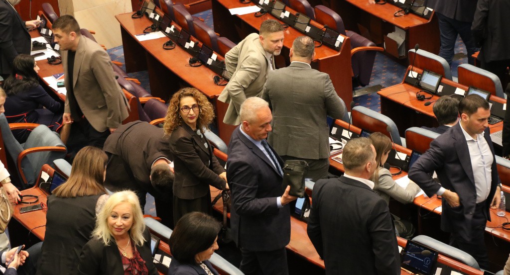 ПРАТЕНИЦИТЕ ОД МНОЗИНСТВОТО ОДБРАА ДА БИДАТ СОУЧЕСНИЦИ НА НАСИЛСТВОТО И ГО ОДБИЈА ЗАКОНОТ ЗА ЕЛЕКТРОНСКА НАРАКВИЦА ЗА СЕМЕЈНИ НАСИЛНИЦИ, РЕЧЕ ПРАТЕНИЧКАТА ЗАЈКОВА