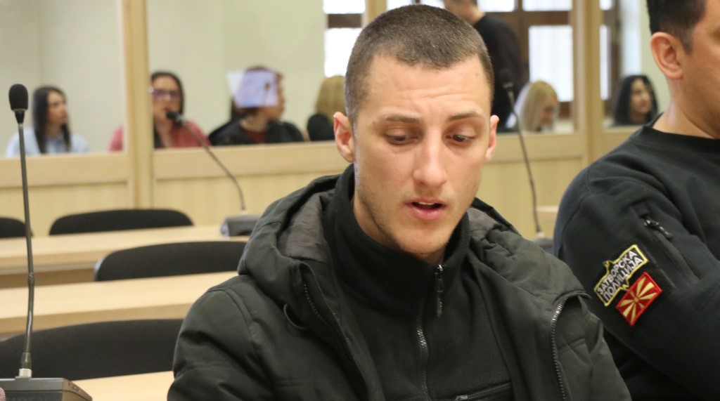 ОБВИНЕТИОТ СТОЈАНЧЕ ЈОВАНОВСКИ, КОЈ ЈА НАВЕДЕ СОПРУГАТА ИВАНА ДА СКОКНЕ ОД ШЕСТИ КАТ СОСЕ 6-ГОДИШНАТА ЌЕРКА, СЕ СМЕЕШЕ ДОДЕКА ОБВИНИТЕЛКАТА ЧИТАШЕ ШТО ИМ ПРАВЕЛ ОБВИНЕТИОТ СТОЈАНЧЕ ЈОВАНОВСКИ, КОЈ ЈА НАВЕДЕ СОПРУГАТА ИВАНА ДА СКОКНЕ ОД ШЕСТИ КАТ СОСЕ 6-ГОДИШНАТА ЌЕРКА, СЕ СМЕЕШЕ ДОДЕКА ОБВИНИТЕЛКАТА ЧИТАШЕ ШТО ИМ ПРАВЕЛ