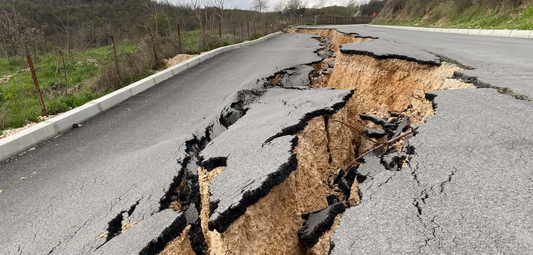 ОПАСНО СВЛЕЧИШТЕ СТАНА РАСПУКАНИОТ ПАТ ВО ТЕФЕРИЧ, ОПШТИНА КИСЕЛА ВЕЛИ СЕ ПРАВАТ СТРУЧНИ ПРОЦЕНКИ ЗА ТРАЈНО РЕШЕНИЕ