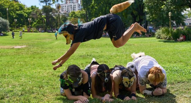 ТЕРИЈАНЦИ – ТИНЕЈЏЕРИ КОИ СЕ СМЕТААТ ЗА ЖИВОТНИ – Е НОВО ХИТ ДВИЖЕЊЕ ВО АРГЕНТИНА