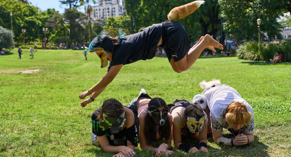ТЕРИЈАНЦИ – ТИНЕЈЏЕРИ КОИ СЕ СМЕТААТ ЗА ЖИВОТНИ – Е НОВО ХИТ ДВИЖЕЊЕ ВО АРГЕНТИНА