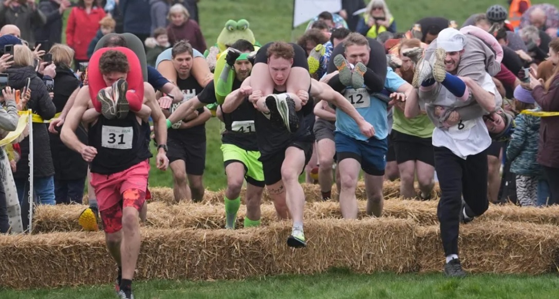 ФИНСКА ДВОЈКА ПОБЕДИ НА ТРКАТА ЗА НОСЕЊЕ СОПРУГИ ВО ВЕЛИКА БРИТАНИЈА